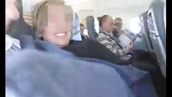 Elegantes Mädchen fing sexfilme mit frauen über 50 an, mit dem Gärtner zu tanzen