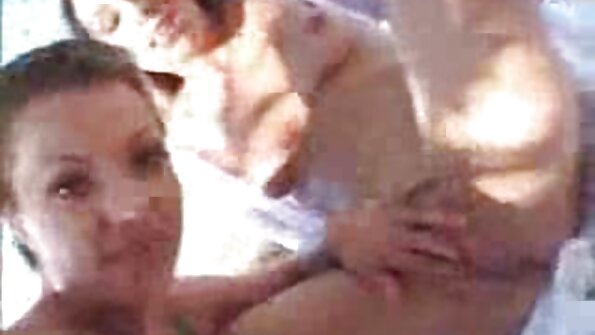 Eine Gruppe arroganter und aufgeregter schwarzer Männer sexfilme ab 50 küsste einen weißen Mann