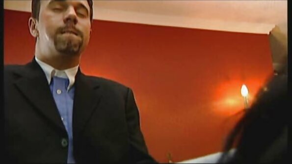 Ein schwarzer kostenlose sexfilme mit reifen frauen Mann küsste eine Blondine.