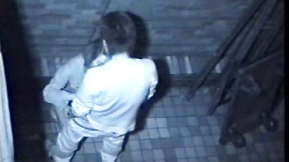 Ein weißer Mann sitzt auf einem schwarzen Mitglied eines lüsternen sexfilme mit frauen über 50 schwarzen Mannes
