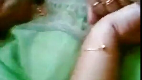 Mädchen fällt mit ihrem schönen sexfilme mit reifen frauen Loch auf den verdammten Boden