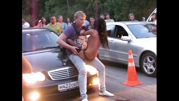 Nach dem Gewinn fiel es ihm schwer, ein Mädchen auf einem Billardtisch zu küssen. pornofilme mit reifen frauen