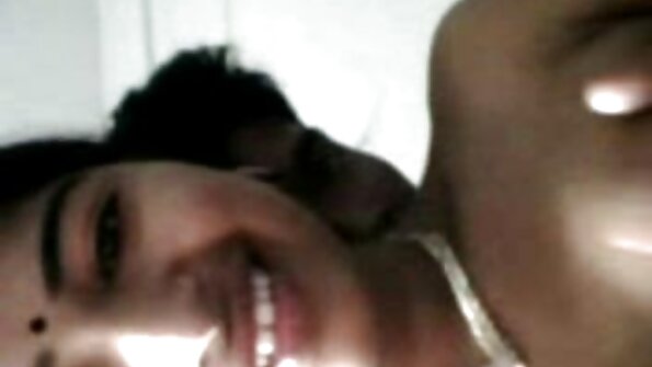 Dunkelhaarige pornofilme mit reifen frauen Dame massiert ihre Muschifinger und spritzt hart ab