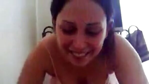Schmutzige schwarze Frau ältere sexfilme küsst Mann auf dem Bett