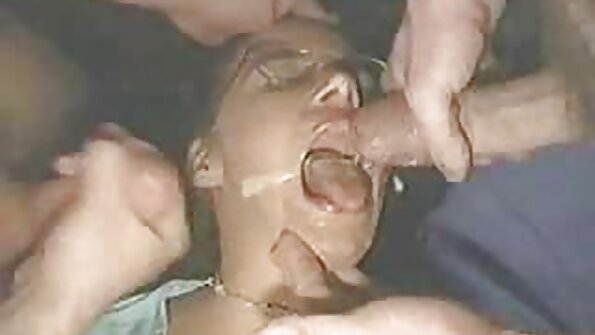Mädchen mit schönen Titten gibt einen reife sexfilme blowjob