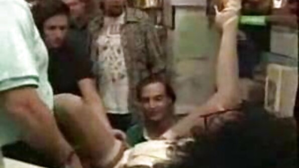 Lockige Brünette fickt ein Krabbenmädchen küssend, das auf dem sexfilme ab 50 Bett steht