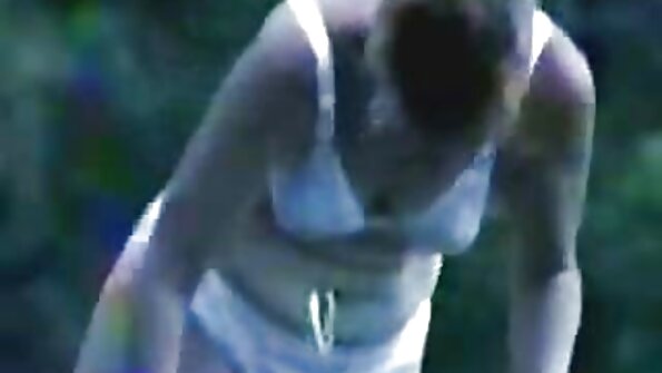 Ein Typ in schwarzen Hosen pornofilme mit reifen frauen lässt sich gerne drinnen ficken.