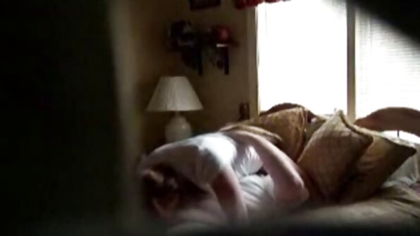 Heißes Biest pflanzte einen Vibrator auf sexfilme mit reifen frauen kostenlos die Brust auf der Couch