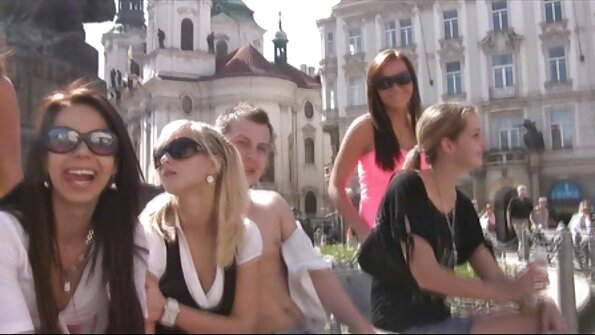 Der Typ erlebt eine starke Leidenschaft und fickt das Problem mit einem Kuss auf den reife pornofilme Arsch