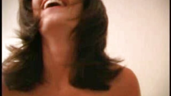 Mollige Frau räumt nackt ohne Höschen in pornofilme mit frauen ab 50 der Küche auf
