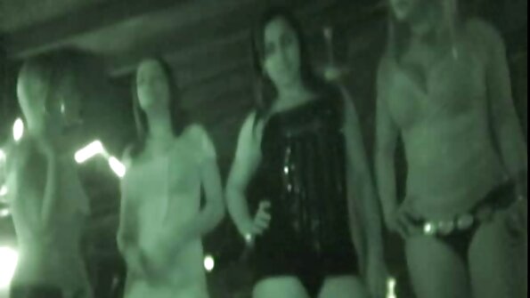 Mädchen reife pornofilme und Kerl auf dem Boden küssen sich nackt