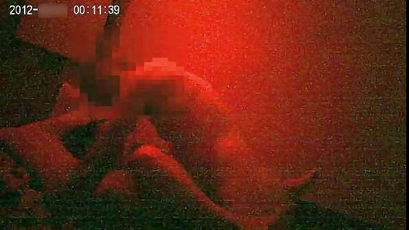 kuss mit einem Mädchen im pornofilme reife frauen Mantel in einer Gasse