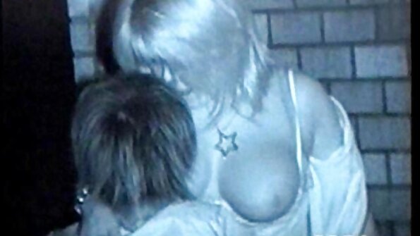 Weißes Mädchen fickt ein pornofilme mit reifen frauen Mädchen in eine schöne Muschi.