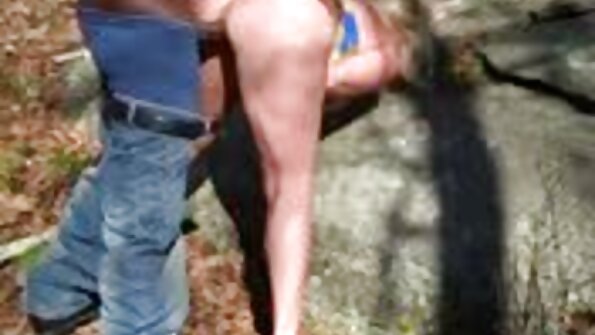 Eine junge Frau mit langen gratis sexfilme reife frauen Haaren ritt auf einem schwarzen Penis