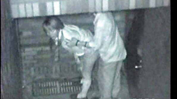 Vor der Kamera küsste ein schwarzer Mann ein pornofilme reife frauen Mädchen in einem köstlichen Video