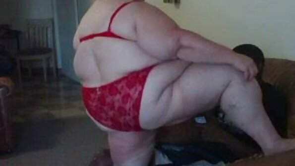 Nackter Mann auf dem Bett lässt das Mädchen in die Muschi pornofilme mit reifen damen fallen