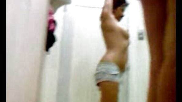 Er kam nackt ins Badezimmer und fing an, in der Dusche sexfilme mit älteren frauen mit Wasser zu masturbieren