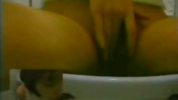Mit Vergnügen steckte sexfilme mit älteren frauen der Tracer dem Mädchen einen Schlauch in den Mund