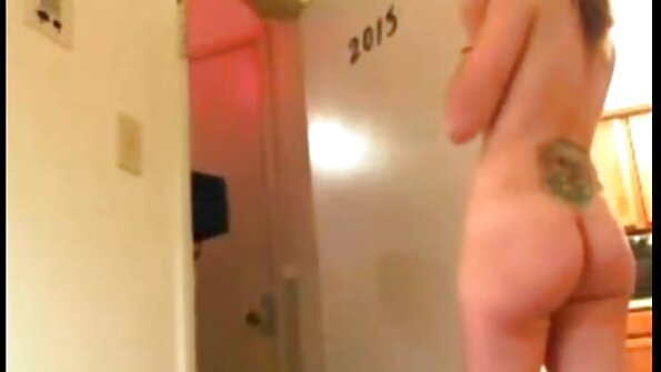 Nacktes Mädchen hält Loch kostenlose sexfilme mit älteren frauen auf dem Bett