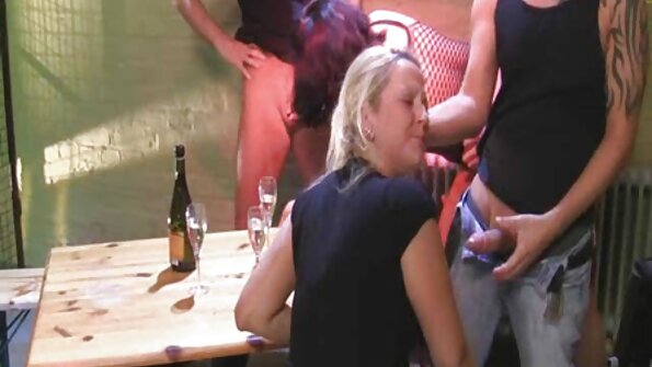 Zwischen einem Mann sexfilme mit älteren damen und einem Mädchen gab es Sex im Pool