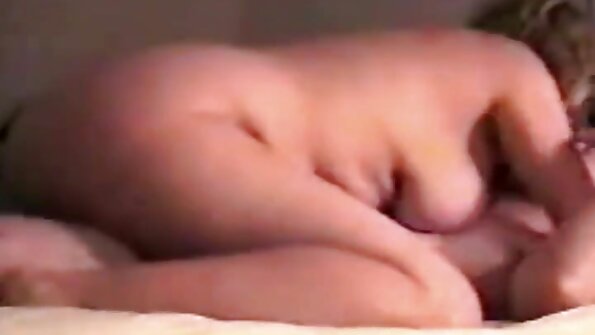 von pornofilme reife frauen der Tatsache, dass Nackte blonde Oma vor dem Sex Schwanz gelutscht hat