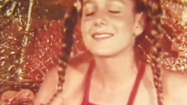 Cooles Mädchen zieht ihr rotes Höschen aus und gibt sich sexfilme reife frauen einem coolen Typen hin