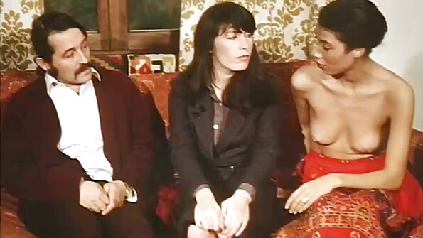 Schüchternes Mädchen schluckt den sexfilm mit alten frauen Schwanz eines Mannes