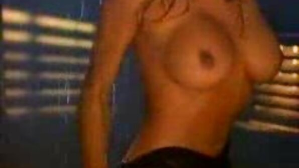 Unzufriedener Kerl fickt ein sexfilme kostenlos reife frauen schwarzes Mädchen mit einem Kuss in den Arsch.