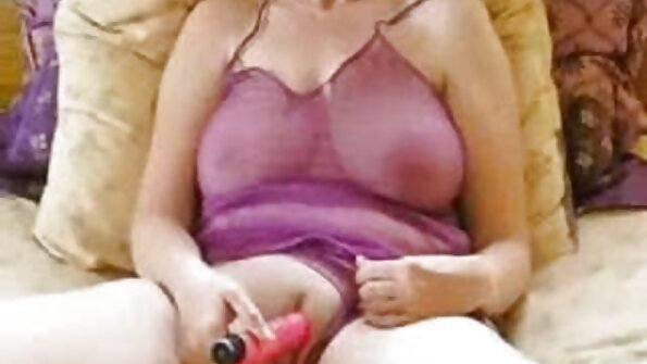 Lockiges Mädchen richtete die Muschi auf den Penis sexfilme für ältere eines Mannes