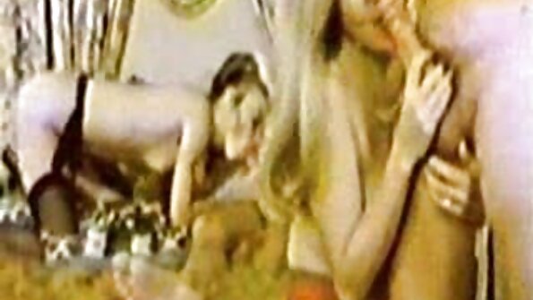 Nacktes Mädchen auf der couch sexfilme gratis mit reifen frauen zeigte ihn