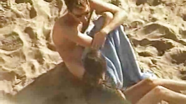 Dünne reife pornofilme junge Frau mit kleinen Titten griff ihren Freund an