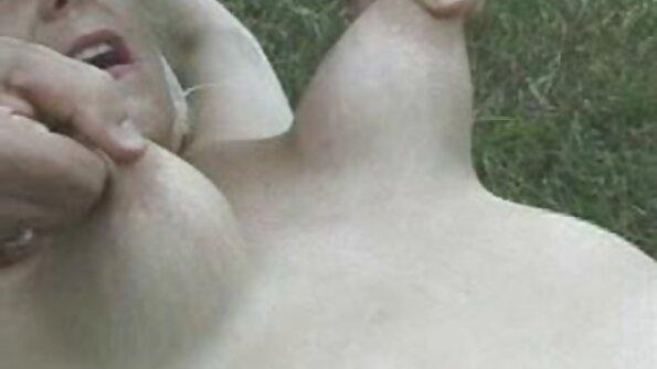 Brünette im kostenlose sexfilme reife frauen Macho-Stil mit einer schönen Figur am Ausschnitt