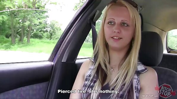 Sinnliche Schönheit reife pornofilme massiert aktiv den Kuchen mit ihren Händen