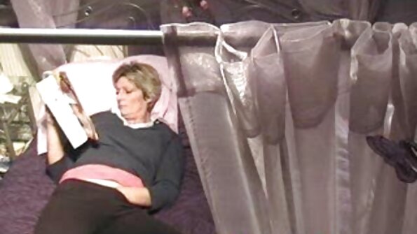 Nach dem Abendessen wird reife sexfilme eine Frau mit zwei Küssen auf dem Bett gefickt.